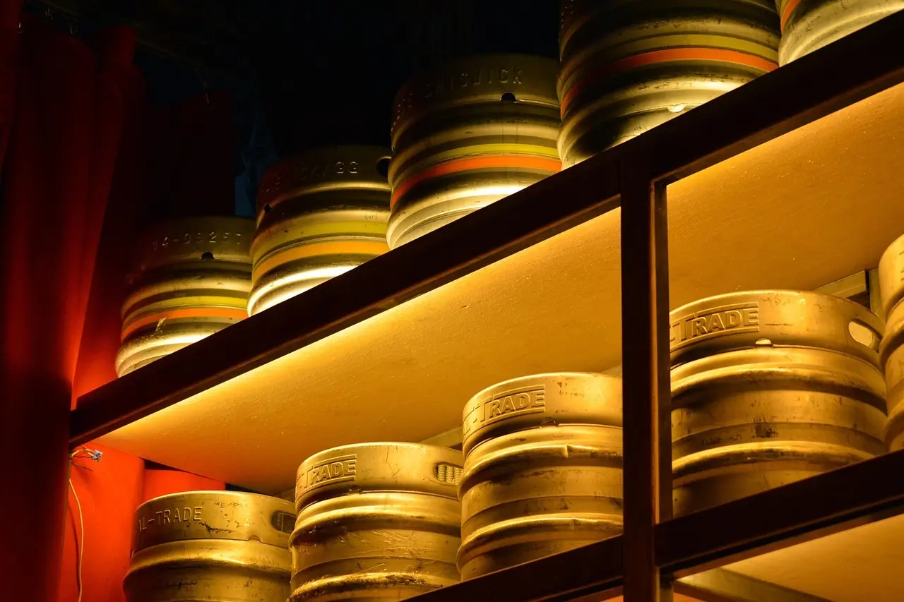 Kan jeg tilpasse min barvogn med ekstra hylder eller skuffer, hvis jeg har brug for mere opbevaringsplads?